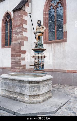 Neptunbrunnen und historische Architektur auf einem öffentlichen Platz in der Altstadt von Basel, Schweiz Stockfoto