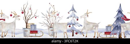 Nahtlose Bordüre mit Aquarellillustration Weihnachtsziegen in Winterszene. Handgemalte dekorative Tannen mit Geschenkkisten und Schlitten auf Schnee Stockfoto