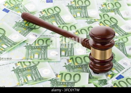 Ein Richterhammer und Euroscheine. Gerichtskosten und Budget Stockfoto