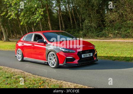 2019 Red Hyundai I30 T-Gdi 275 Start/Stop Schrägheck Auto Benzin 1998 cc, Hochleistungs-Schrägheck mit Vorderradantrieb, angetrieben von einem 2,0-Liter-Turbobenzinmotor. Stockfoto