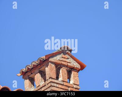 Verwittertes Mauerwerkdach und offener Glockenturm eines Meteora-Klosters in Trikala, Thessalien, Griechenland. Stockfoto