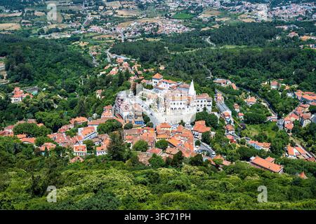 Erhöhte Ansicht der Stadt Sintra und ihrer Umgebung vom Burg der Mauern (Castelo dos Mouros) nahe der Stadt Sintra in Portugal, Europa Stockfoto