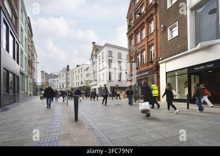 Dublin, Irland. April 2026. Panoramablick auf Menschen, die entlang der Grafton Street im Stadtzentrum spazieren Stockfoto