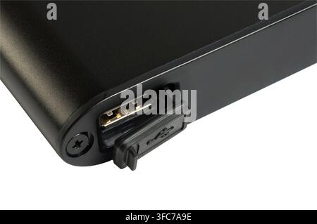 Wasserdichter, staubgeschützter USB-Anschluss, Nahaufnahme. Isoliert auf weißem Hintergrund, mit Ausschnittspfad gespeichert Stockfoto
