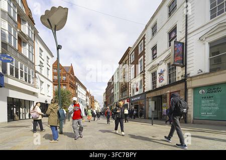 Dublin, Irland. April 2026. Panoramablick auf Menschen, die entlang der Grafton Street im Stadtzentrum spazieren Stockfoto