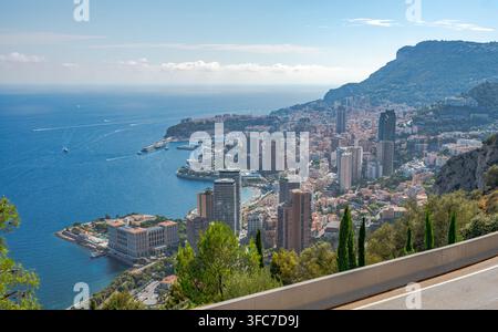 Luftaufnahme der dichten urbanen Landschaft von Monaco mit hochaufragenden Wohnhochhäusern, Uferarchitektur, Yachthäfen und dem Mittelmeer Stockfoto
