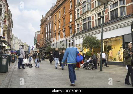 Dublin, Irland. April 2026. Leute, die entlang der Grafton Street im Stadtzentrum laufen Stockfoto