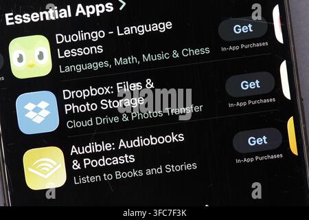 Liste der wichtigsten Apps auf dem Smartphone-Bildschirm im Dark Mode Stockfoto