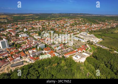 Luftaufnahme der Stadt Heviz in Ungarn mit Thermalbädern. Stockfoto
