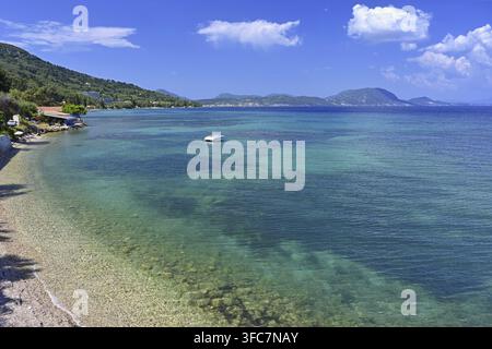 Wunderschöner Strand mit Meer, Sonne und blauem Himmel. Konzept für Reisen und Sommerurlaub. Griechenland-Insel Korfu Stockfoto