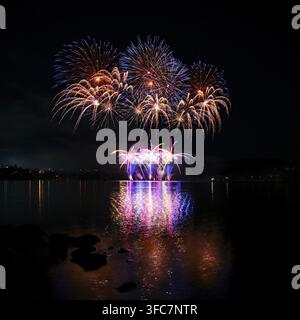 Wunderschönes farbenfrohes Feuerwerk mit Reflexionen im Wasser. Brünner Damm, die Stadt Brünn-Europa. Internationaler Feuerwerkswettbewerb Stockfoto