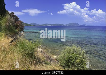 Wunderschöner Strand mit Meer, Sonne und blauem Himmel. Konzept für Reisen und Sommerurlaub. Griechenland-Insel Korfu Stockfoto