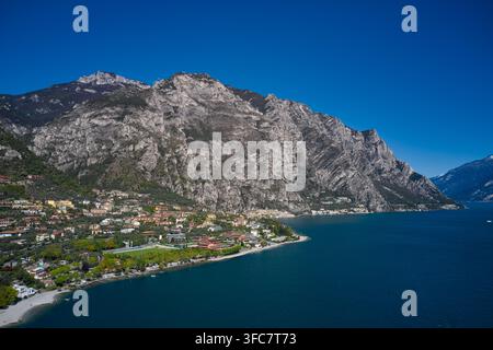 Panoramatische Luftaufnahme des historischen Teils der Stadt Limone sul Garda. Stadt Limone Sul Garda, Gardasee, Italien. Italienisches Resort am Gardasee. Stockfoto