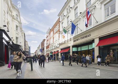 Dublin, Irland. April 2026. Panoramablick auf Menschen, die entlang der Grafton Street im Stadtzentrum spazieren Stockfoto