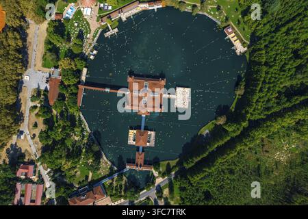 Luftaufnahme des berühmten See Heviz in Ungarn, und der größte Thermalsee der Welt zu Badewanne zur Verfügung. Outdoor reisen Hintergrund. Stockfoto