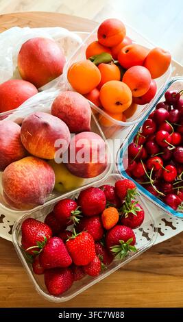 Frische verschiedene Früchte auf einem Holztisch, die Ernährung, Wellness und Clean Eating veranschaulichen und gesunde Lebensstil-Bilder schaffen. Stockfoto