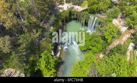 Hochwinkel-Luftbild des Oberen Duden-Wasserfalls, umgeben von üppigem grünem Wald in Antalya, Türkei Stockfoto