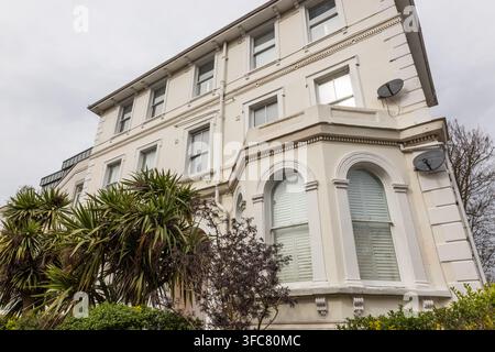 Klassisches britisches Apartmenthaus-Exterieur Stockfoto