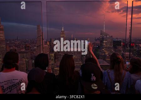 Besucher fotografieren die Aussicht auf Midtown von der Glaswand aus. New York, New York, Vereinigte Staaten, 17. August 2026. Stockfoto