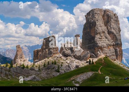Atemberaubender Panoramablick auf die ikonische Felsformation der Cinque Torri in den italienischen Dolomiten. Stockfoto