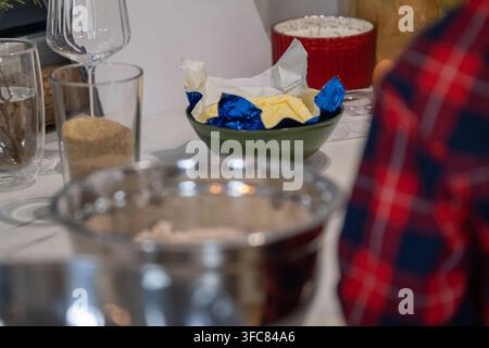 Butter und Backzutaten, die für selbstgemachte Weihnachtsplätzchen vorbereitet sind Stockfoto