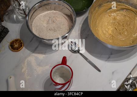Hausgemachte Weihnachtsbackzutaten und Teig für Plätzchen, zubereitet in einer Küchenstube zu Hause Stockfoto