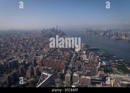 Luftbild von Lower Manhattan und, auf der anderen Seite des Hudson, Jersey City. New York, New York, Vereinigte Staaten, 7. August 2026. Stockfoto