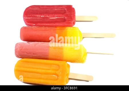 Eisriegel aus echten Früchten wie Mango, gemischten Beeren und tropischer Früchte-Mischung – ein Eisriegel ist ein gefrorenes Dessert mit Eiscreme auf einem Stiel Stockfoto