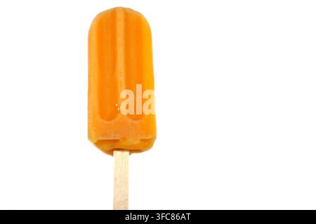 Mango Frozen Eiscreme-Stab, ein cremiges und köstliches gefrorenes Dessert, Konzept von Konditorei-Sommerzeiten, gefrorener Snack-Genuss von Eiscreme, eine Frucht i Stockfoto