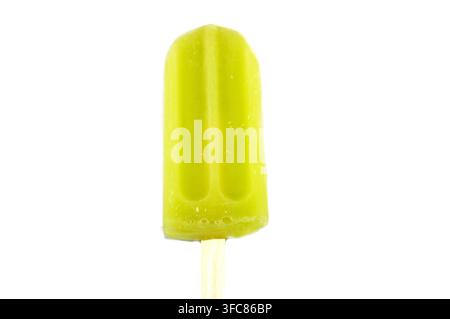 Zitronenminze-Eis am Stiel aus echten Früchten, ein Eis am Stiel ist ein gefrorenes Dessert mit Eis auf einem Stab, Sommer- und Urlaubskonzept, se Stockfoto