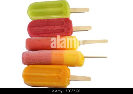 Eisriegel aus echten Früchten wie Mango, gemischten Beeren, Zitronenminze und tropischer Spritzmischung, ein Eisriegel ist ein gefrorenes Dessert mit Eiscreme Stockfoto