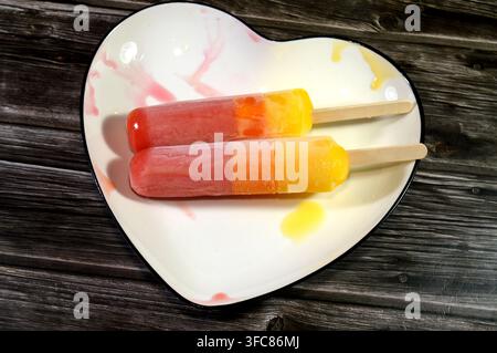 Eiscreme-Riegel mit tropischem Spritzwasser aus verschiedenen echten Früchten, ein Eiscreme-Riegel ist ein gefrorenes Dessert mit Eiscreme auf einem Stab, Sommerzeit und Urlaub Stockfoto