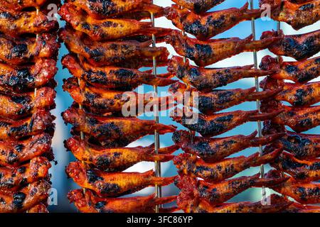 Gebratene Hähnchenflügel auf dem Street Food Markt in Kota Kinabalu, Insel Borneo, Malaysia, Nahaufnahme Stockfoto