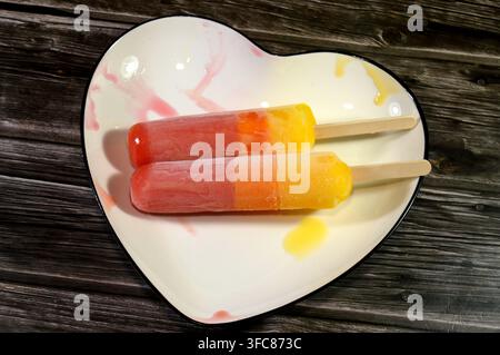 Eiscreme-Riegel mit tropischem Spritzwasser aus verschiedenen echten Früchten, ein Eiscreme-Riegel ist ein gefrorenes Dessert mit Eiscreme auf einem Stab, Sommerzeit und Urlaub Stockfoto