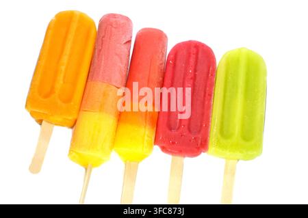 Eisriegel aus echten Früchten wie Mango, gemischten Beeren, Zitronenminze und tropischer Spritzmischung, ein Eisriegel ist ein gefrorenes Dessert mit Eiscreme Stockfoto