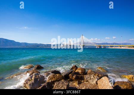 Panoramatische Ansicht der Rio-Antirrio-Brücke vom Pebble Beach in Griechenland Stockfoto