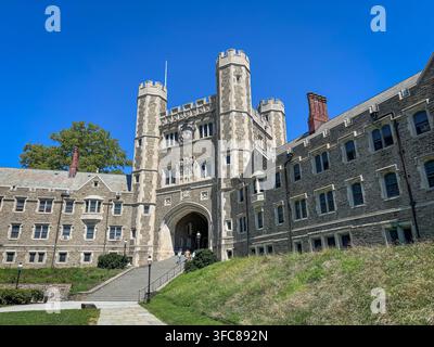 Der Turm und der Torbogen von Blair Hall, einem der Wahrzeichen von Princeton. Princeton, New Jersey, Vereinigte Staaten, 15. August 2026. Stockfoto