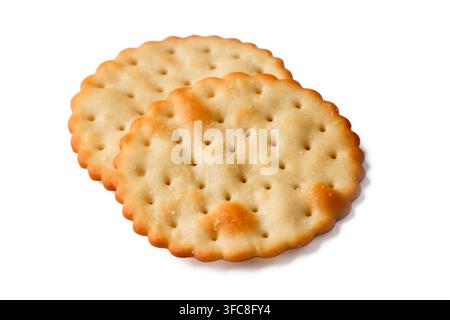 Knusprige gesalzene Cracker und herzhafte Kekse isoliert auf weißem Hintergrund Stockfoto