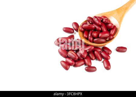 Trockene rohe rote Kidneybohnen in einem Holzlöffel isoliert auf weißem Hintergrund Stockfoto