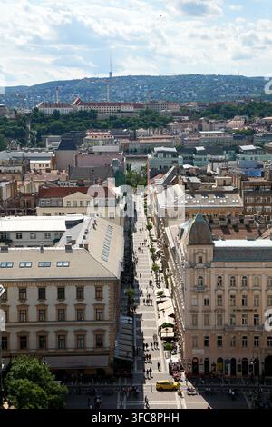 Blick die Zrínyi-Straße hinunter von der St.-Stephans-Basilika in Budapest, Ungarn, unter einem klaren blauen Himmel. Stockfoto