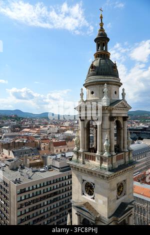 Budapester Skyline, gesehen von der St.-Stephans-Basilika, mit dem Turm der Basilika im Vordergrund unter einem klaren blauen Himmel. Stockfoto