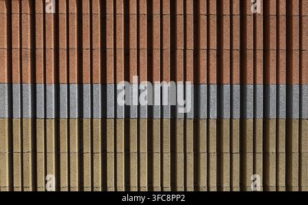 Sortiment von Betonfliesen für Außenwände oder Stützmauern, horizontal in drei Farben bemalt. Hintergrund und Textur Stockfoto