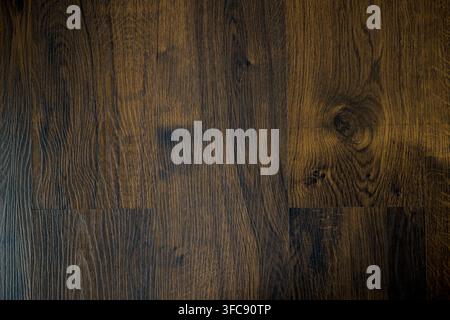 Nahaufnahme von dunkelbraunem Holzfußboden mit natürlichen Maserungsmustern Stockfoto
