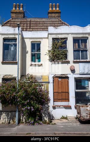 Die Außenseite eines verfallenen Hauses in Clacton-on-Sea, Essex, UK. Stockfoto
