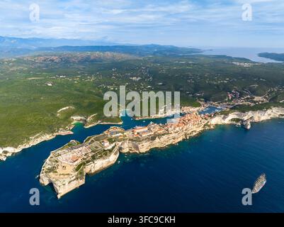 Luftbild der historischen Stadt, die auf Kalksteinhängen über dem Mittelmeer in Bonifacio, Korsika, Frankreich liegt Stockfoto
