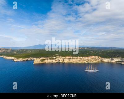 Luftbild der historischen Stadt, die auf Kalksteinhängen über dem Mittelmeer in Bonifacio, Korsika, Frankreich liegt Stockfoto
