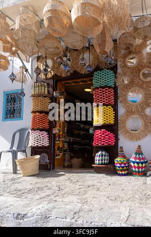 Ein Geschäft mit touristischen Souvenirs zum Verkauf in Chefchaouen, Marokko. Stockfoto