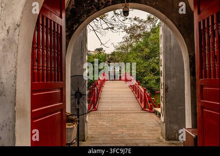 Ein Blick über die Huc-Brücke auf dem Hoan-Kiem-See in Hanoi, Vietnam, am Morgen Stockfoto
