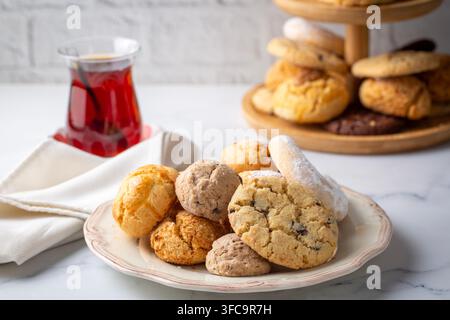 Türkische Backwaren: süße Kuchen und Kekse - Türkischer Name; Tatli kuru pasta Stockfoto