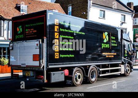 London UK, 26. August 2026, Nahaufnahme eines Pure Waste Solutions Rigid Lorry, der auf einer Hauptstraße im Stadtzentrum fährt Stockfoto